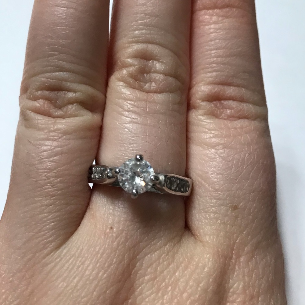 Faux engagement ring! 💍 size 8. Gorgeous design!